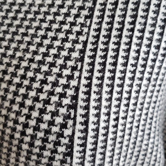 🌲Endless Rose B&W sweater - Picture 2 of 4